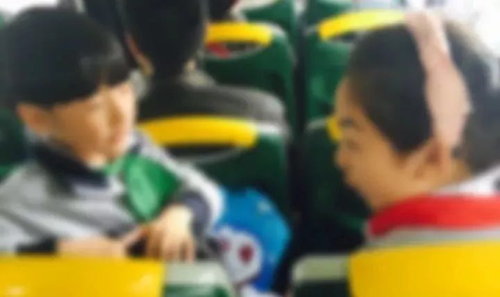 20年来第一次亲嘴，啵一口就跑了|16个巨甜瞬间，看完就恋爱了