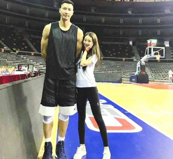 CBA最美篮球宝贝，因与易建联合照走红，自曝CBA“*规则潜**”引争议