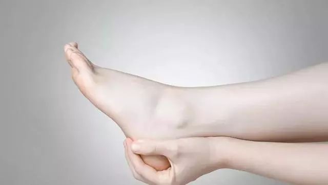 夏天了手脚干裂还有老茧,手脚干裂脱皮老茧用什么药膏