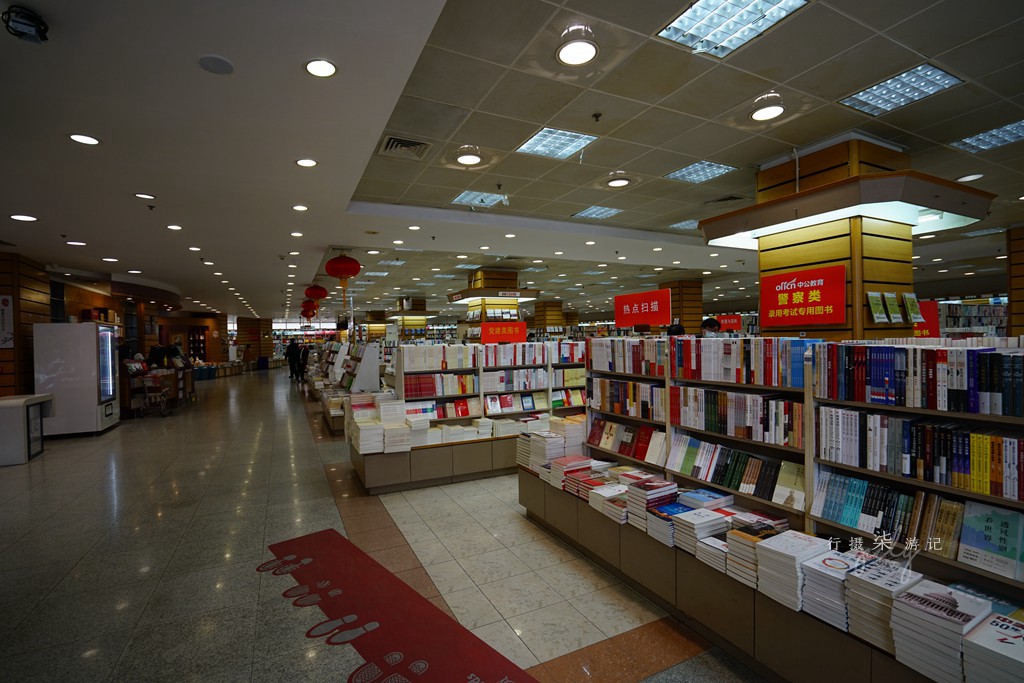 开学了，上海福州路这个书店将迎来大客流，你去这买过教辅书吗？