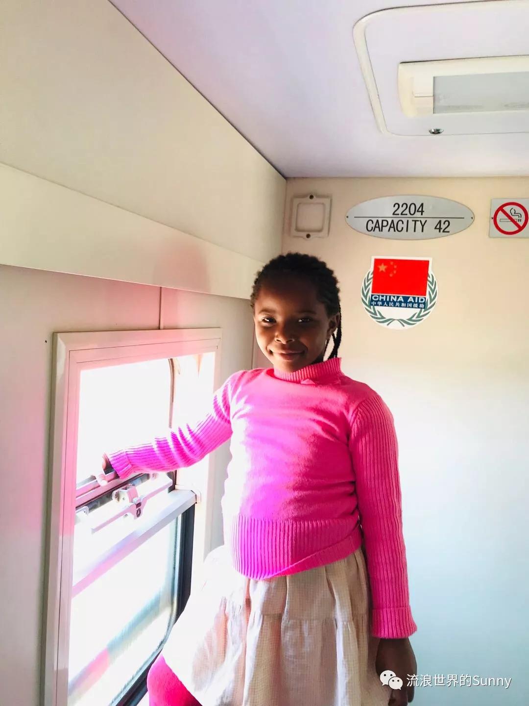 流浪非洲，乘坐中国援建火车去赞比亚，满满的亲切