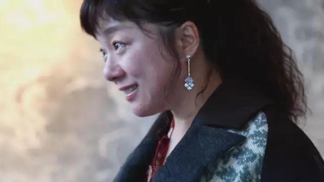 中国人只会跟风买名牌？80后女孩用旧衣改造成潮牌，燃炸上海滩