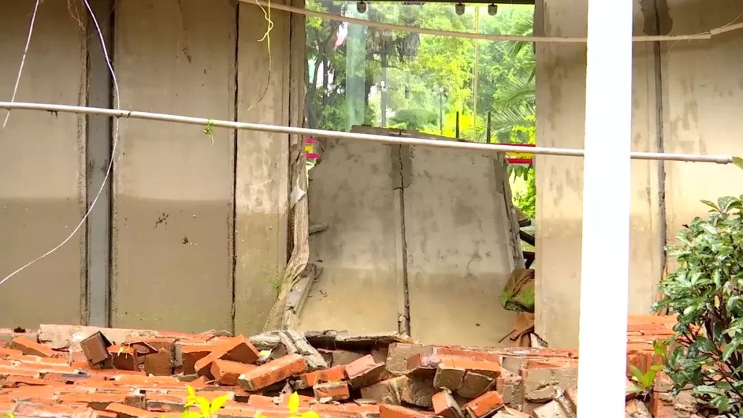 洪水涌入地下车库视频播放,洪水涌入地下停车场