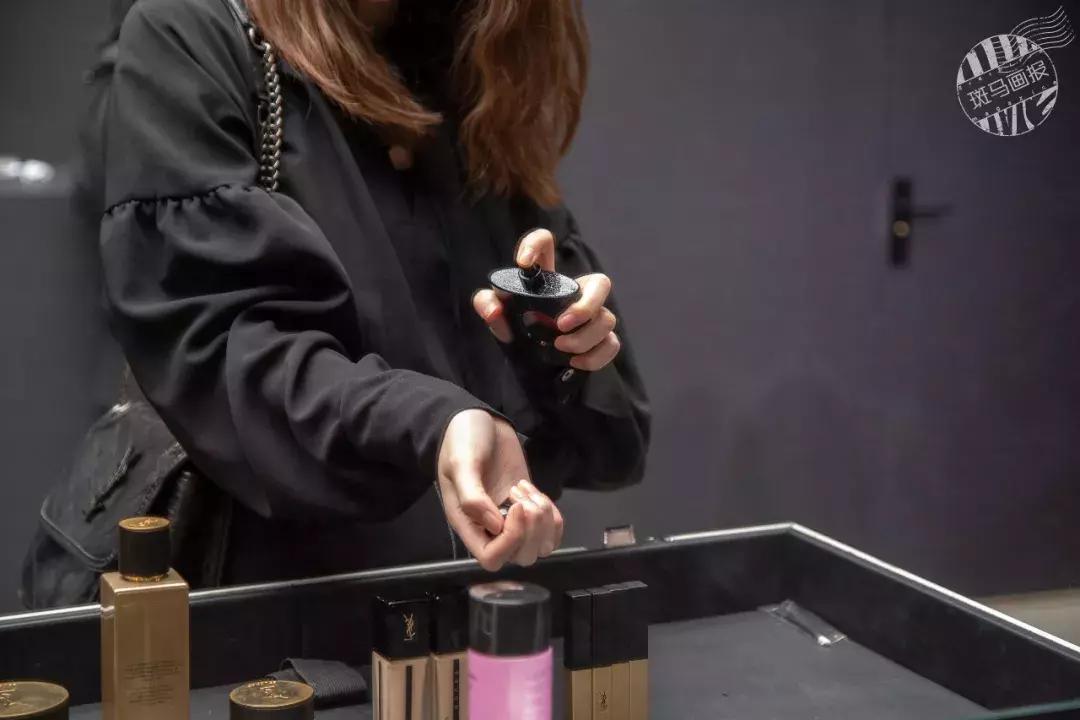 ysl在香港开了家美妆快闪酒店,ysl在上海哪里