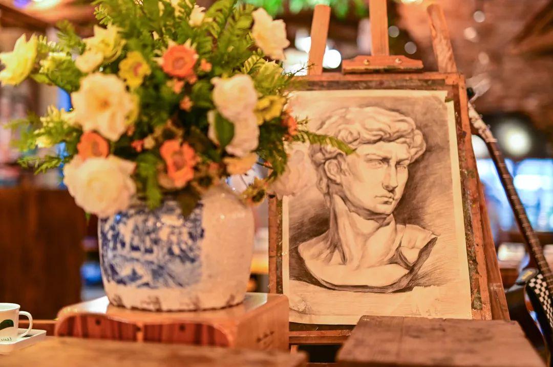 人气爆红的烧烤场，藏在了650㎡的校园课室里