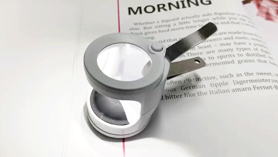 老人家用超大的剪刀剪指甲,老人剪指甲更轻松