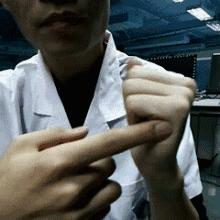 两个手指夹住耳朵奇迹发生了,用两个手指夹住耳朵揉