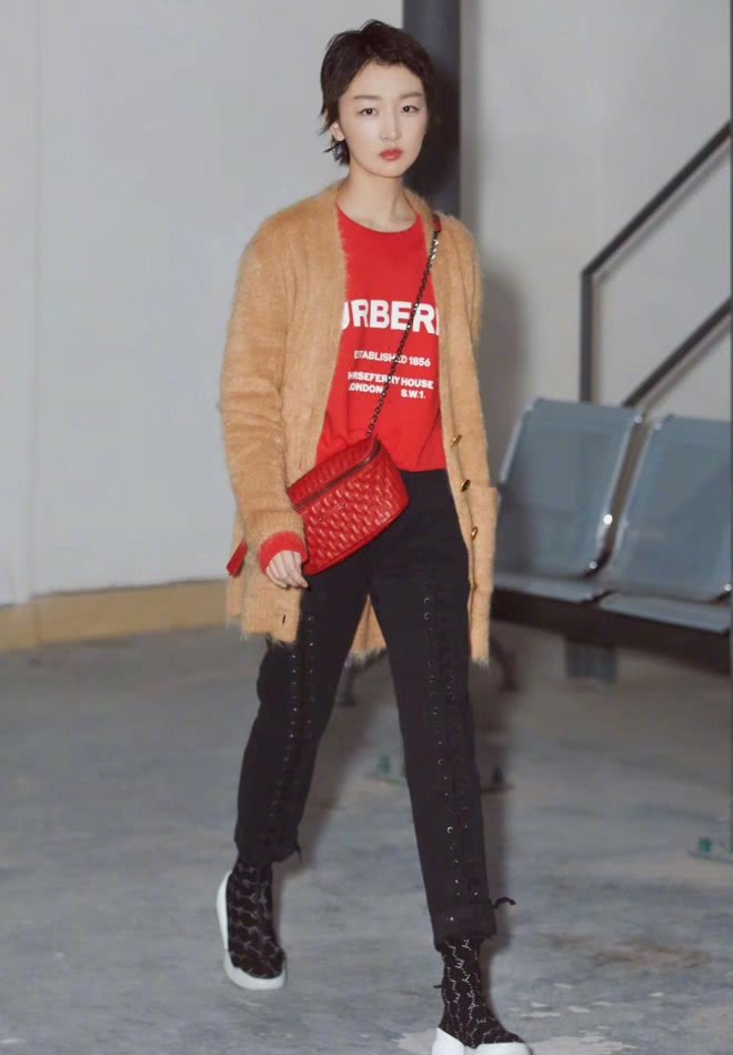 “冬叔”也太会穿了,假两件套+牛仔裤,嫩回了中学生模样!