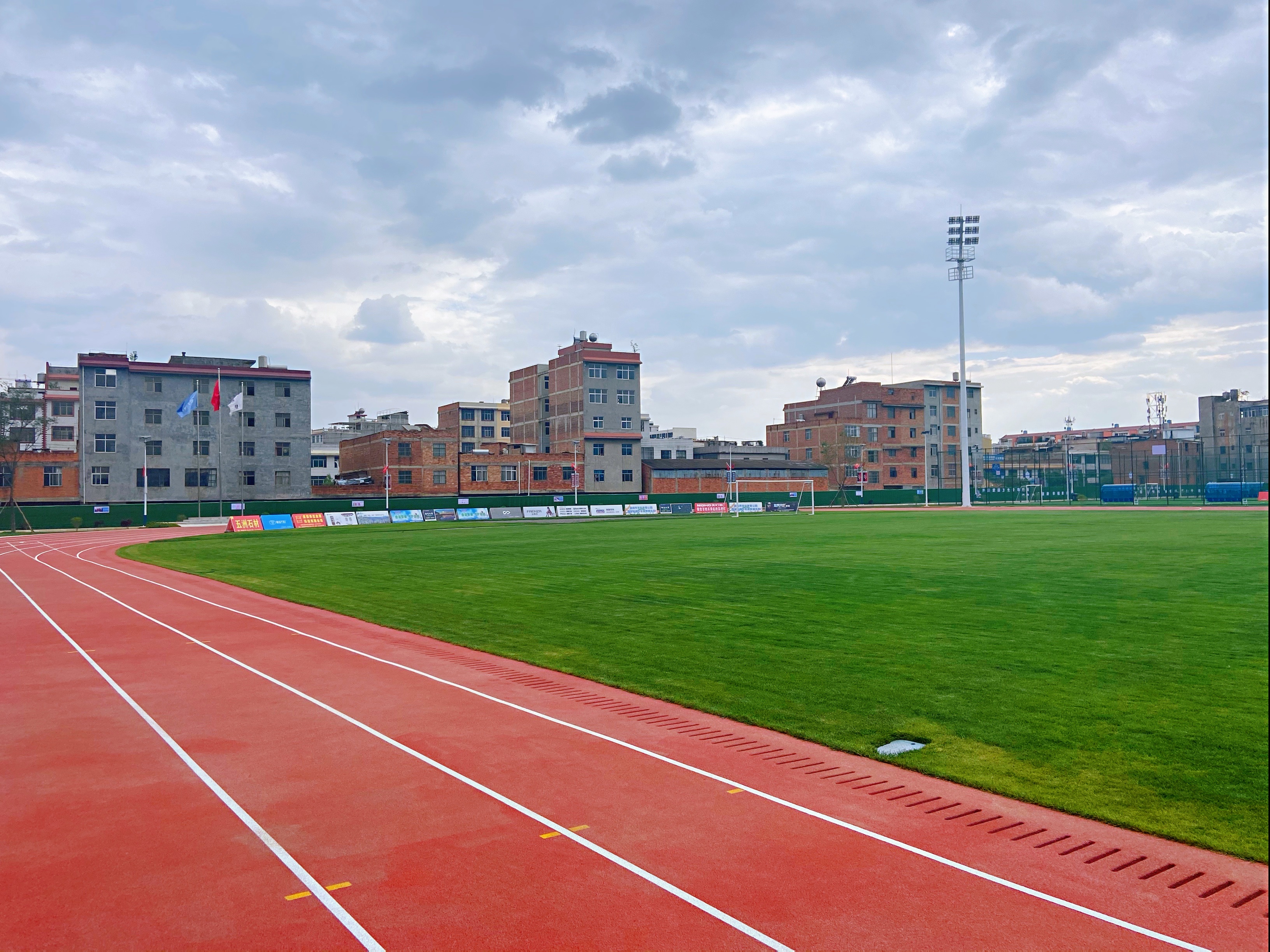 曲靖麒麟区沿江街道足球场,踢球去社区足球联赛