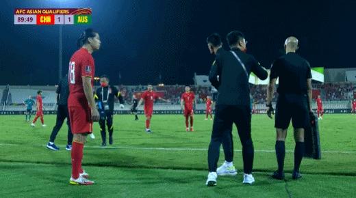 国足vs澳大利亚对攻李铁,李铁国足不敌日本赛后采访