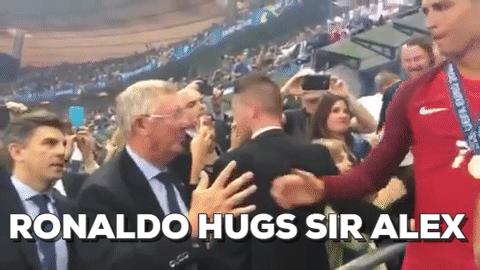 c罗加盟曼联穿哪件球衣,c罗加盟曼联拿球衣图片