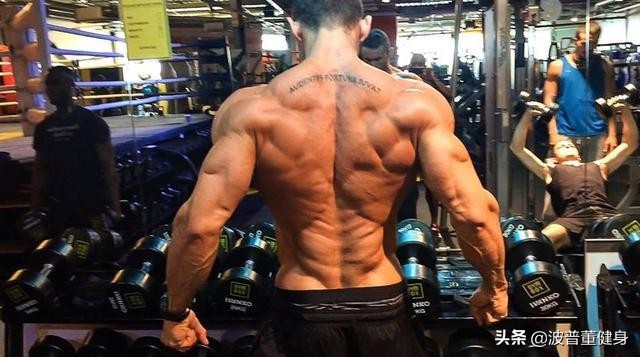 倒三角身材背部训练教程,怎样迅速练出倒三角形身材