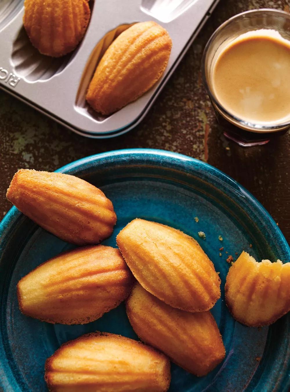 蛋糕胚配方与制作方法视频,蛋糕店制作蛋糕胚的简单方法