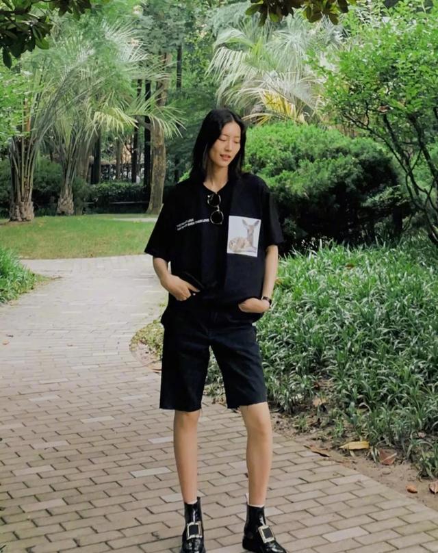 微胖女人穿T恤时，要记住“4不要”，不然显胖还显矮，很没气质