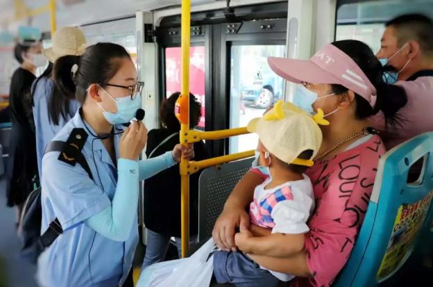 不惧考验高温天致敬列车搓澡人,不畏高温酷暑奋战一线