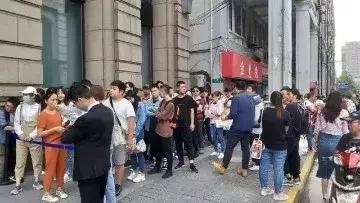 一杯奶茶被炒到500元,被卖到一杯几百块的奶茶