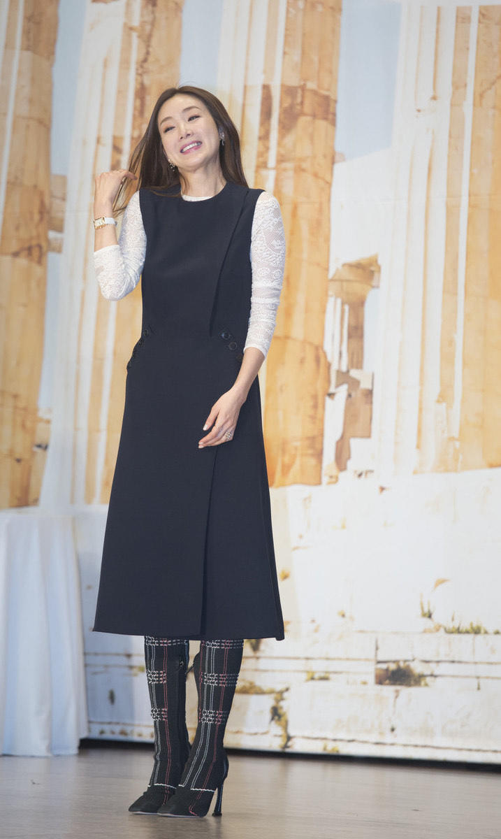 崔智友确实知性又优雅，穿黑色连衣裙内搭蕾丝打底衫，像个大姐姐