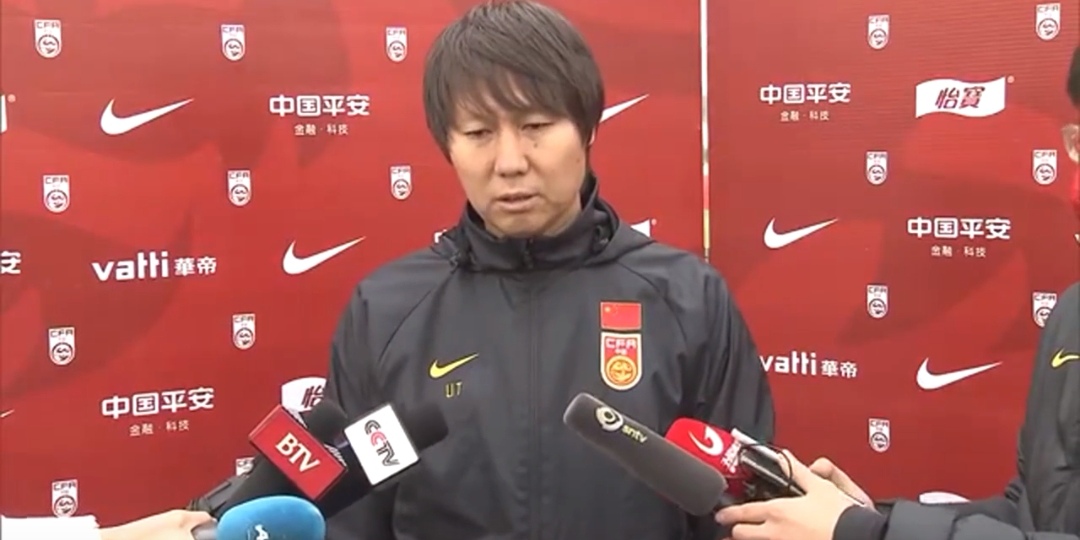 恒大队员对鲁能犯规,恒大跟队记者