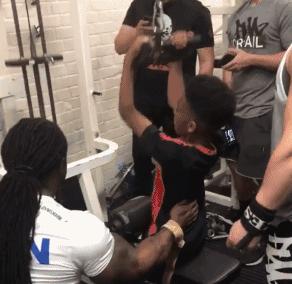 大屌哥的儿子小小年纪就已经练成了肌肉男,真是虎父无犬子