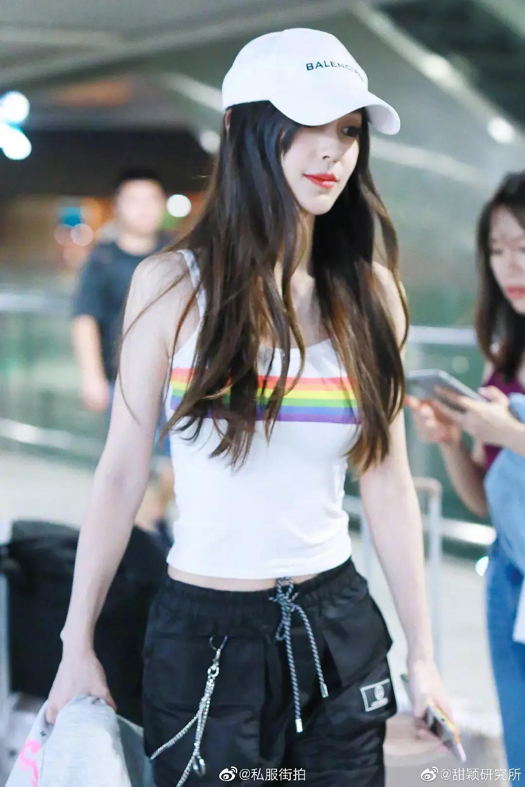 最新机场生图，章若楠素颜真的很真实，ab下身穿搭是学杨幂的吗？