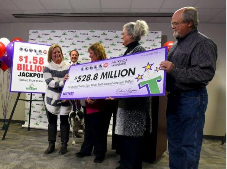 中奖比不中还惨？彩民深陷“彩票诅咒”，为何“钱难入袋”?