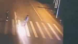 新规闯黄灯三张标准图,红绿灯闯黄灯违法图片