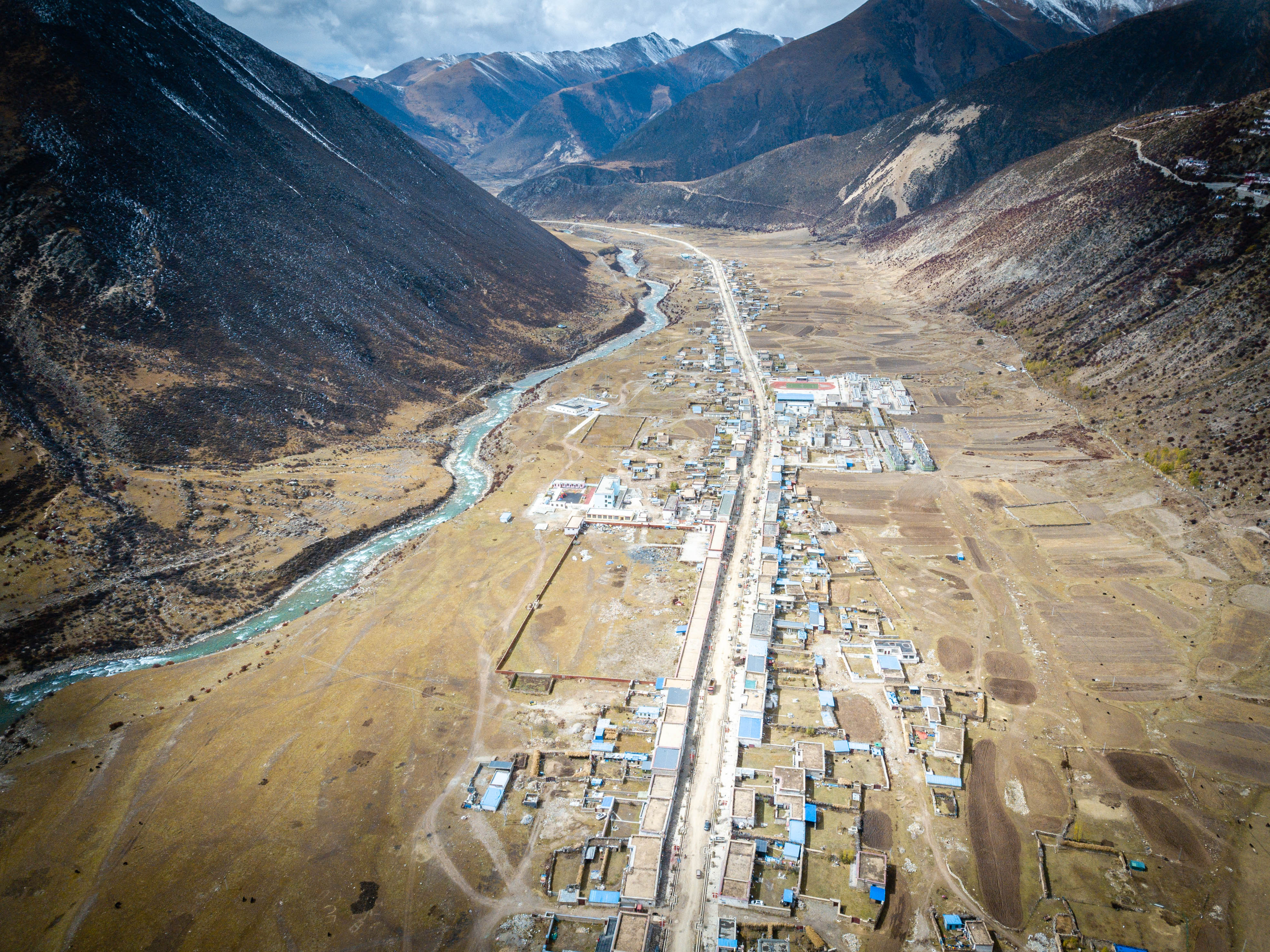 开比亚迪唐越野,比亚迪唐去无人区