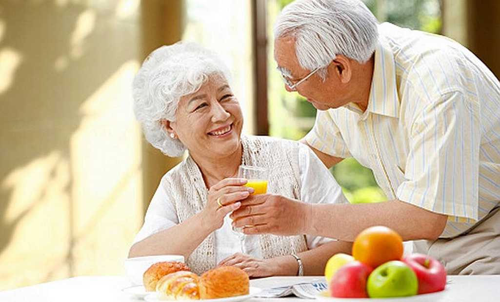 老人吃饭总呛怎么回事打什么药,老人吃东西呛怎么解决