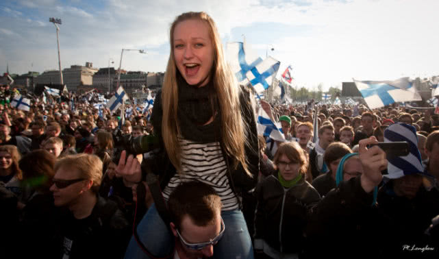 这国国家队拿世界冠军，战机专程护航，国足啥时给空军一个机会？