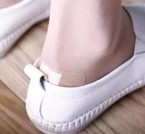 解决新鞋磨脚的有效方法,小白鞋第一次穿磨脚怎么办