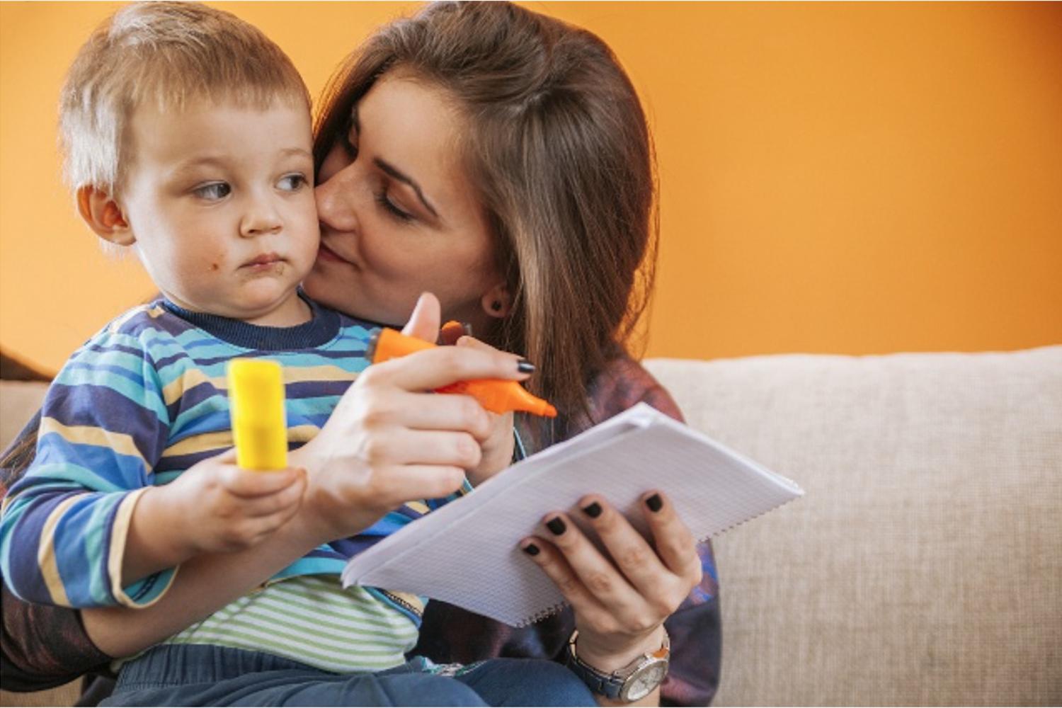 孩子在飞机上不小心弄洒牛奶,妈妈的举动,乘客忍不住心疼孩子