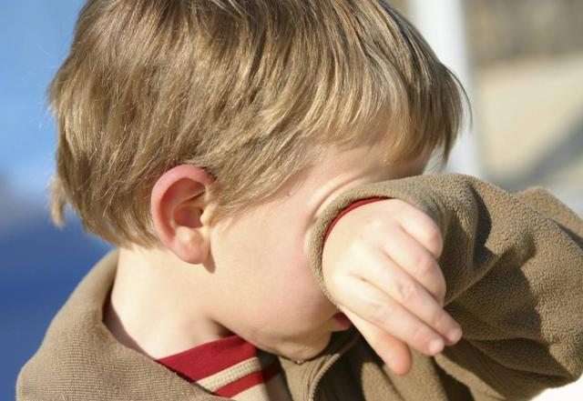 孩子哭闹该不该去哄,孩子哭闹不止是对的