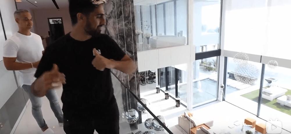 迪拜男子奋斗十年买下劳斯莱斯,迪拜小伙卖掉劳斯莱斯买法拉利