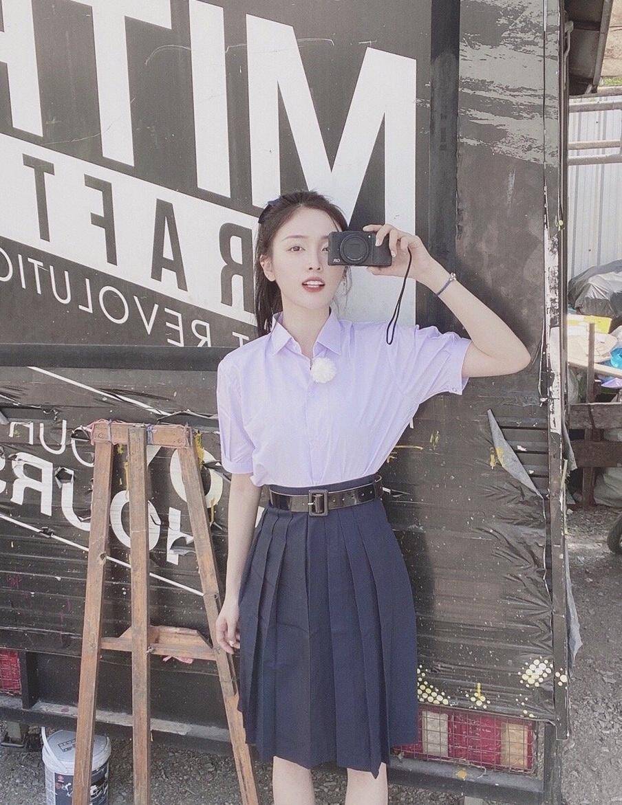 吴宣仪穿低领装拍摄的写真大片,火箭少女吴宣仪表情