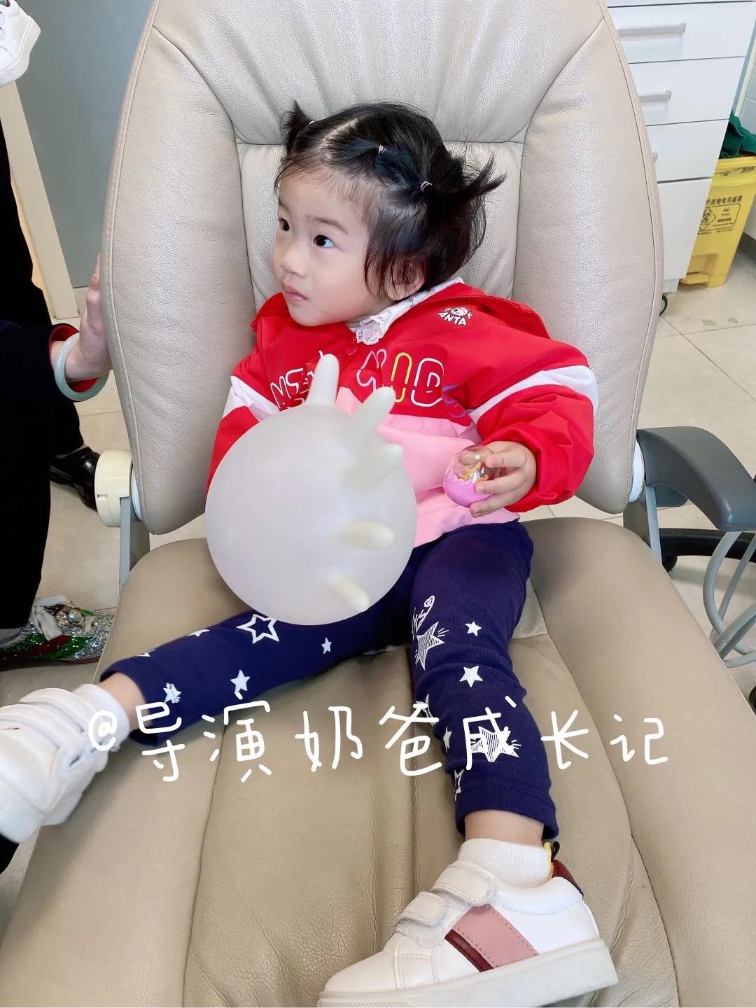 还在给小孩用儿童牙膏吗,牙医涂氟是拿什么涂氟