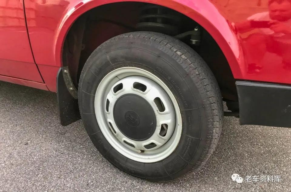 一辆几乎全新的樱桃红“东欧四大破”