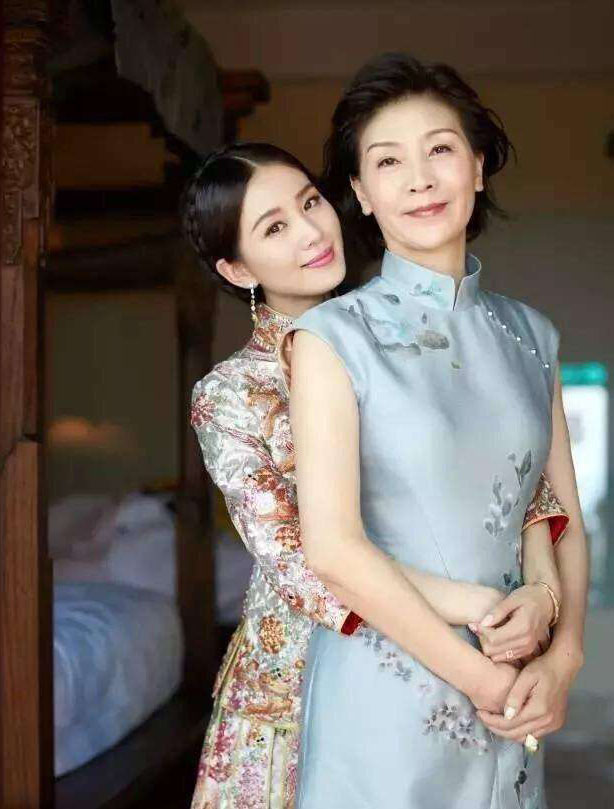 “最美旗袍妈妈”火了，好好保养吧，别到时输给亲家母！