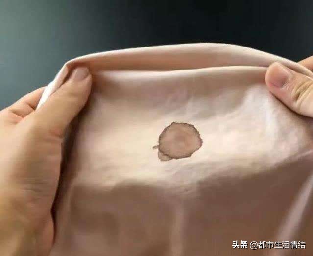 衣服染上碳素墨水怎么洗掉妙招,衣服染上西红柿汁怎样才能洗掉