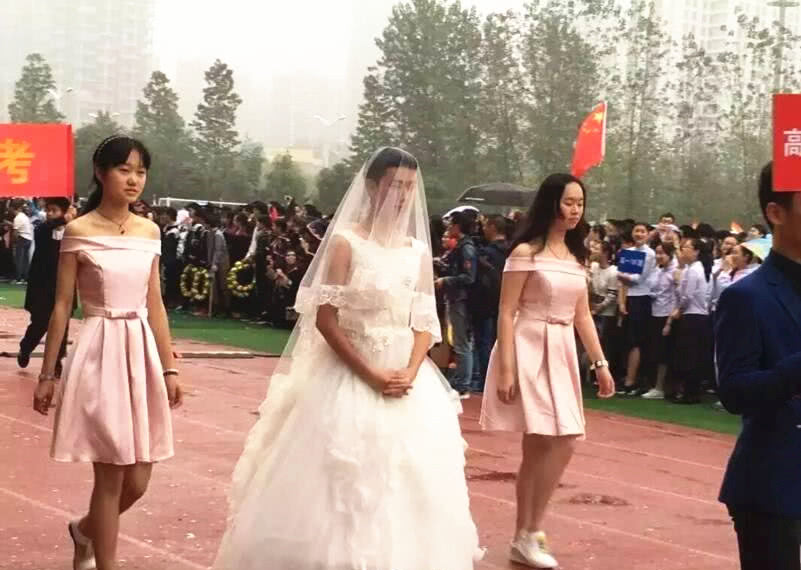 给妹子发的搞笑gif动图,搞笑gif姑娘你笑起来真爷们儿