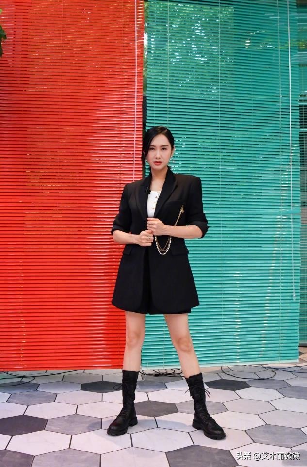 朱茵短发造型御姐范十足,朱茵穿黑色高垫肩流苏裙知性优雅