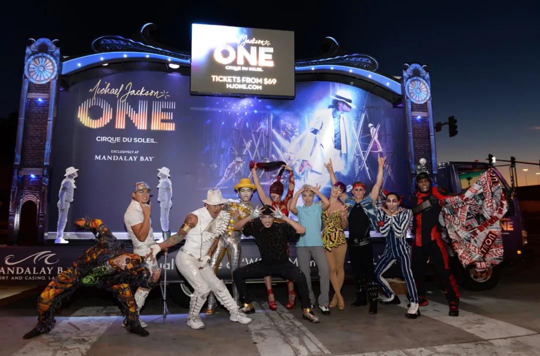 从街头卖唱开始的娱乐巨星,从街头摆摊到百万富翁20年