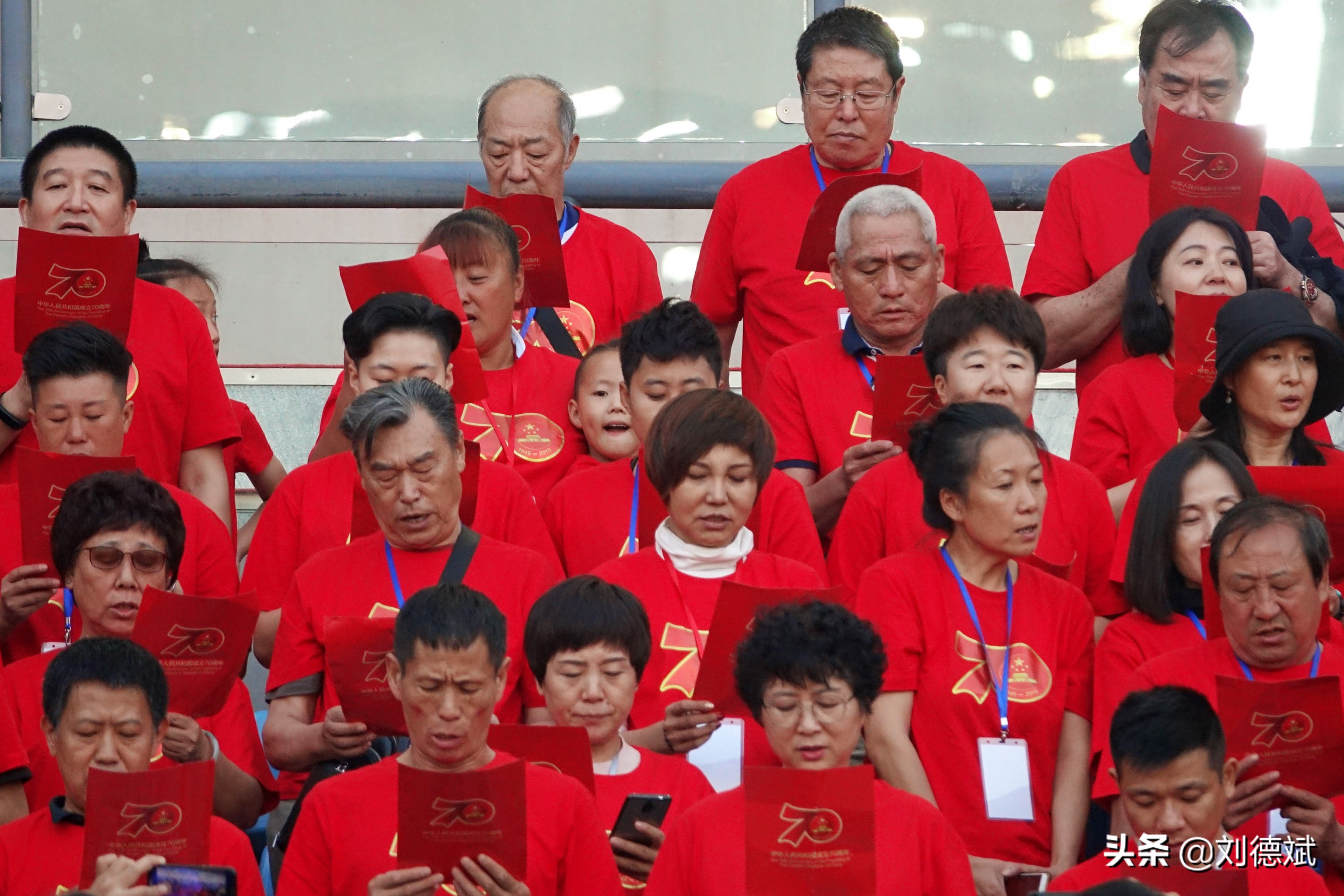 大连球迷唱国歌,大连70名国足助阵