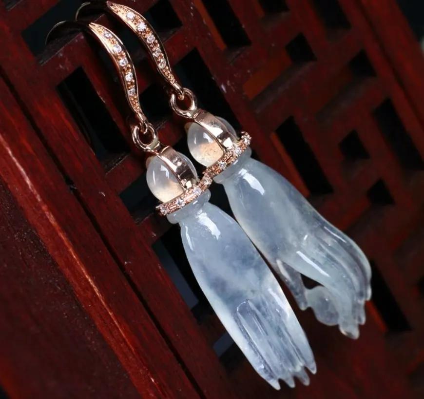 被誉为“福气之手”的翡翠佛手有啥款式？翡翠佛手适合哪些人戴？