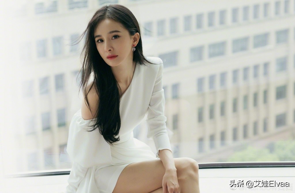 杨幂礼服配运动鞋露馅被网友吐槽,杨幂红裙新造型