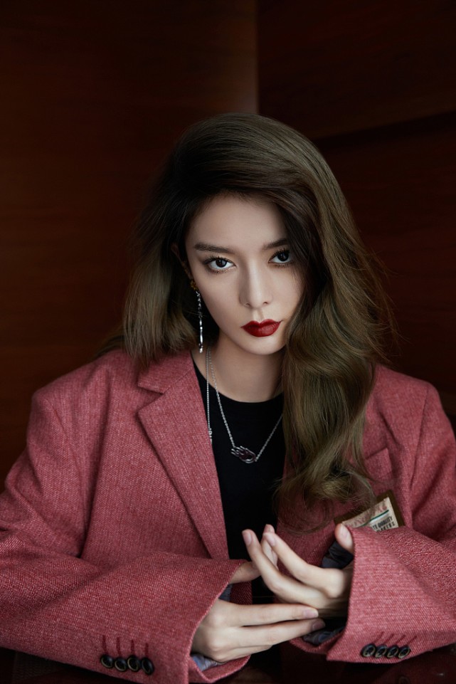 傅菁齐刘海黄裙子,傅菁眼镜西装短发