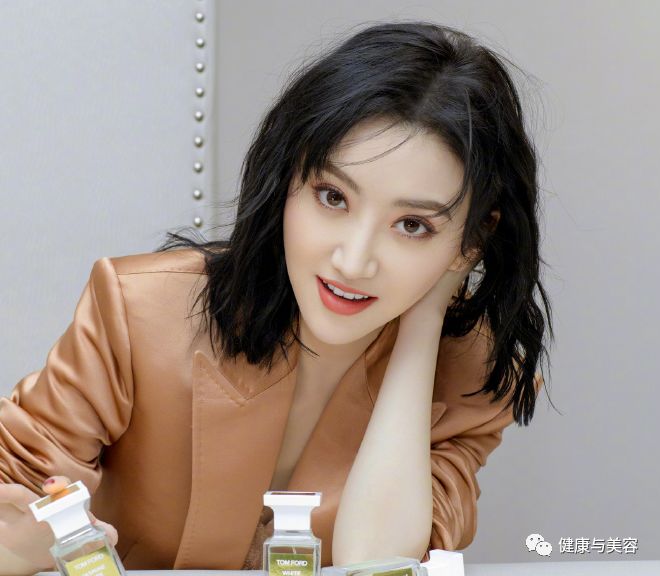 杨幂短发波波头教程,杨幂斜分发型怎么剪