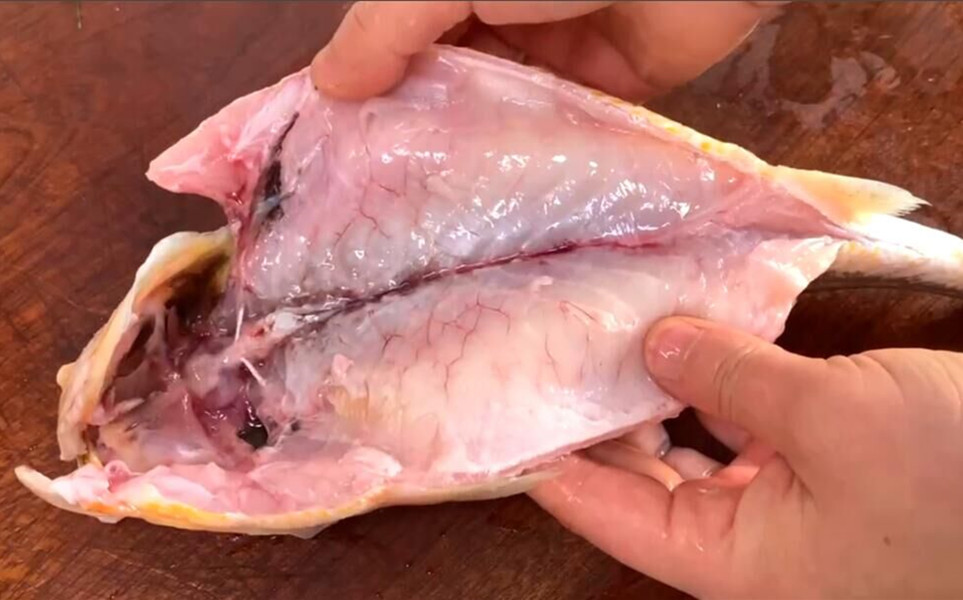 清蒸鱼不用放盐放生抽可以不,清蒸鱼时放盐还是放生抽