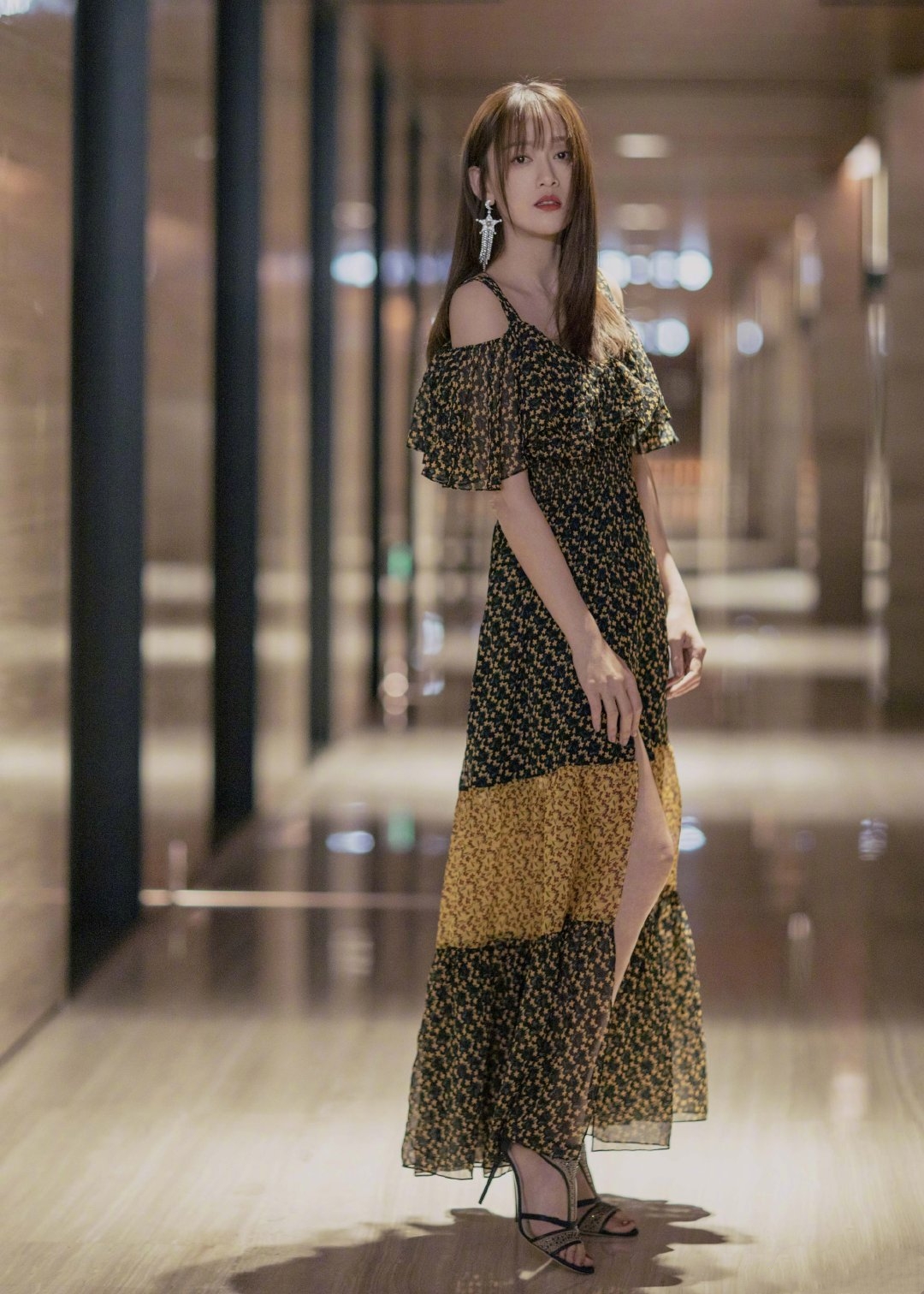 陈乔恩放飞的刘海满满的少女心,陈乔恩换装携霸道总裁惊艳登场