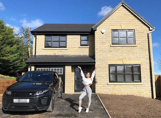 1000块买布做泳衣，她半年时间赚一百万，英国网红的成功之路