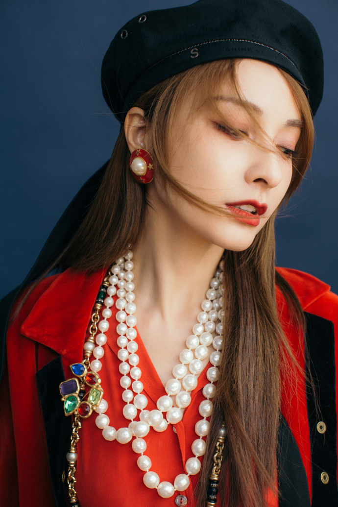 吴昕红色复古装,吴昕时尚礼服图片大全